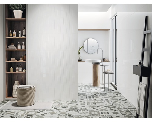 Salle de bain lumineuse avec lavabo, miroir, étagère et carreaux de sol à motifs