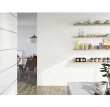 Cuisine lumineuse avec carrelage mural 3D et étagères murales en bois