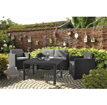 Gartenmöbelset mit Tisch, Sessel und Bank auf einer Terrasse