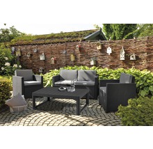 Gartenmöbel-Set mit Sofa, Sesseln und Tisch auf einer Terrasse