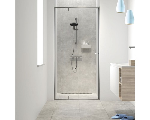 Salle de bains avec douche plain-pied et porte en verre