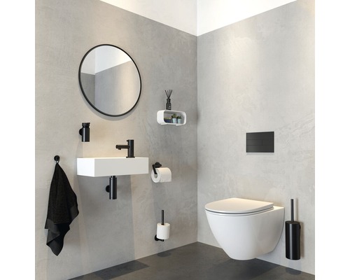 Salle de bain moderne avec toilettes, lavabo, miroir et accessoires.