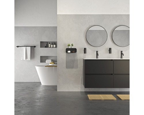 Salle de bains lumineuse avec baignoire, meuble-lavabo avec deux lavabos, miroirs ronds et étagères