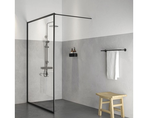 Douche à l''italienne avec robinetterie de douche, étagère et porte-serviettes dans une salle de bains lumineuse.
