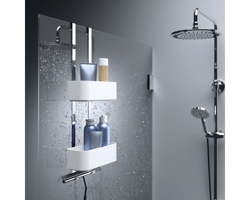 Badezimmerszene mit Duschregal zur Aufbewahrung von Badartikeln