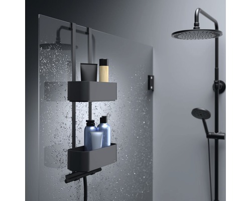 Duschszene mit Duschregal und Duscharmatur