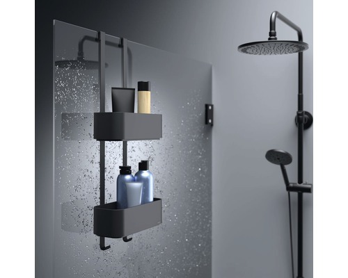 Duschszene mit Duschregal und Duscharmatur