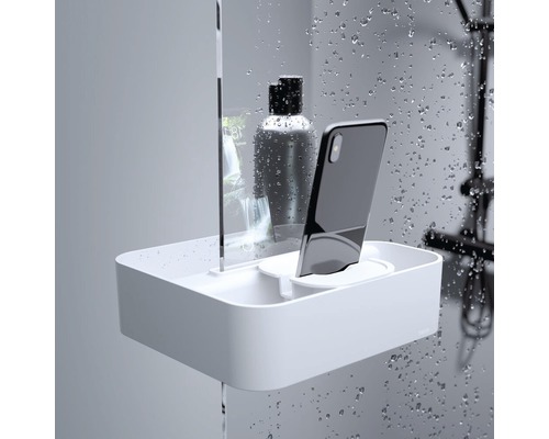 Duschablage mit Spiegel, Shampoo und Smartphone im Duschbereich.