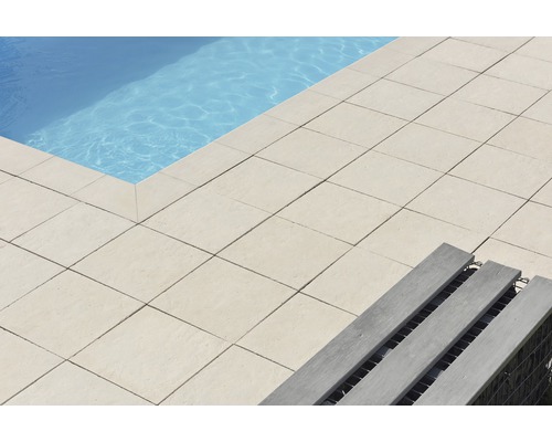 Extérieur avec piscine, carreaux de sol et banc