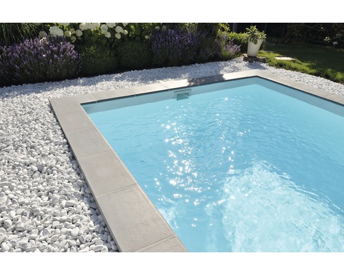 Piscine avec des carreaux gris et des galets blancs dans le jardin