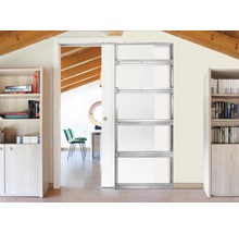 Intérieur moderne avec un système de porte coulissante en métal et verre donnant sur une pièce lumineuse avec des poutres en bois au plafond.