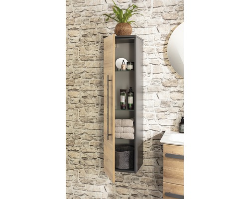 Badezimmer Szene mit einem hängenden Badschrank zur Wandmontage, offen, mit Regalen und verschiedenen Badutensilien