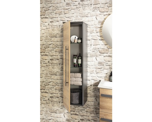 Badezimmer Szene mit geöffnetem Hängeschrank für Badutensilien