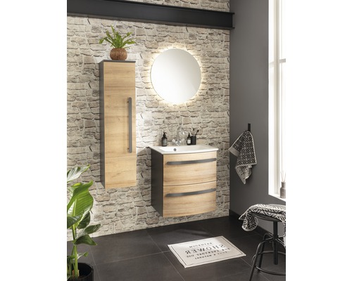 Badezimmer mit Waschtisch, Spiegelschrank und runden Spiegel mit Beleuchtung vor einer Steinwand