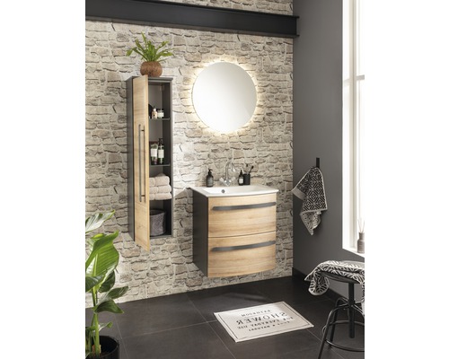 Badezimmer mit Waschtischunterschrank, Spiegelschrank und runden Spiegel mit Beleuchtung