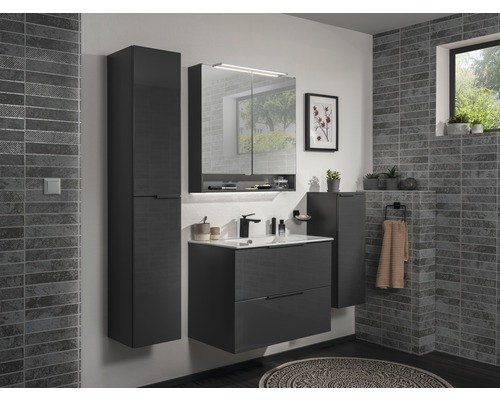 Modernes Badezimmer mit Waschtischunterschrank, Spiegelschrank und Hochschränken in Grau.