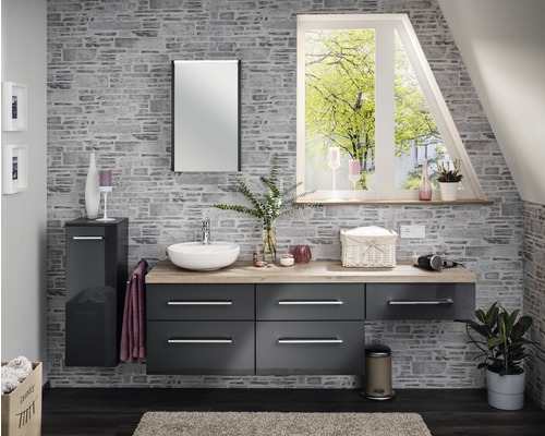 Salle de bains moderne avec lavabo, miroir, meuble bas et fenêtre