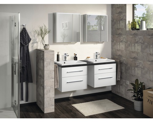 Salle de bain avec double vasque, armoire de toilette et cabine de douche carrelée