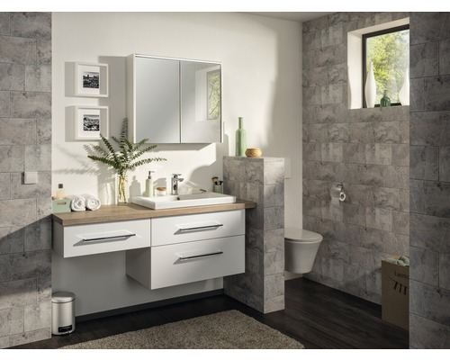 Modernes Badezimmer mit Waschtisch, Spiegelschrank und Wand-WC