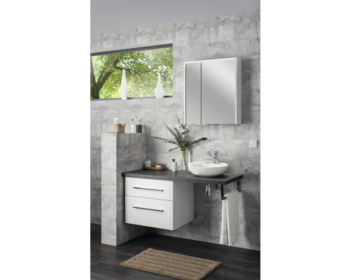 Salle de bains avec lavabo, meuble sous-lavabo, armoire de toilette à miroir et fenêtre pour la lumière du jour