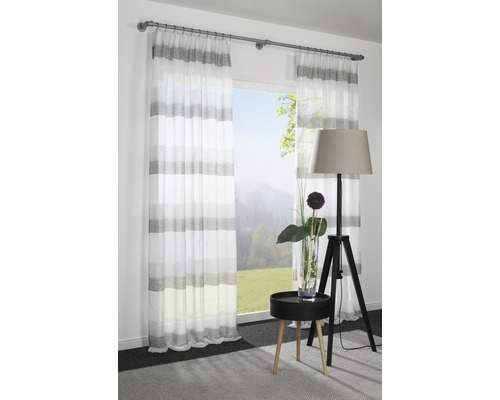 Dekorative, gestreifte Gardine mit transparentem Stoff vor einem Fenster.