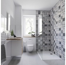 Salle de bain lumineuse avec douche, lavabo, miroir et toilettes