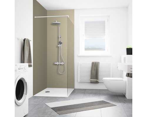 Panneau mural de douche BREUER - uni 210 x 90 cm 9486078000200 Salle de bain lumineuse avec douche, lave-linge, toilettes, radiateur et fenêtre