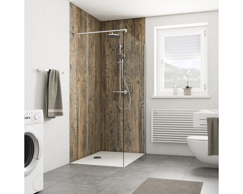 Salle de bains avec douche, machine à laver, toilettes et fenêtre