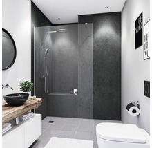 Badezimmer mit Dusche, Waschtisch, Spiegel und Toilette