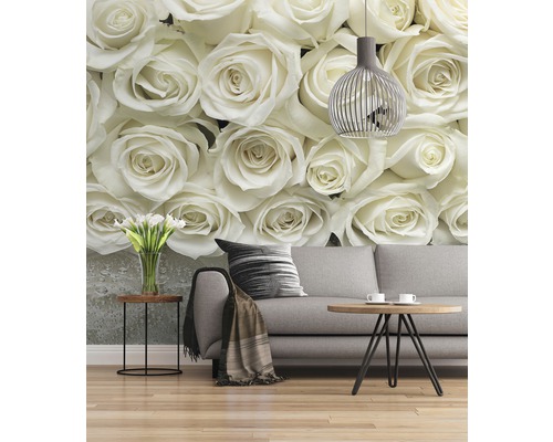 Salon lumineux avec papier peint photo de roses, canapé, table et lampe