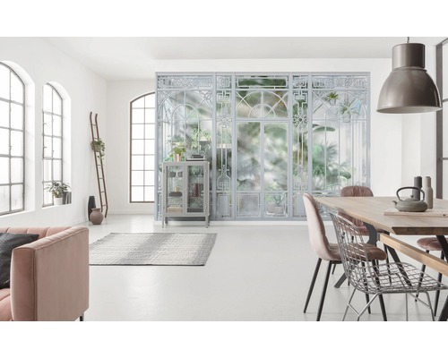 Salon lumineux avec façade vitrée, table de salle à manger, chaises et décoration