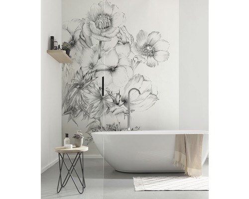Helles Badezimmer mit freistehender Badewanne und floralem Wanddesign