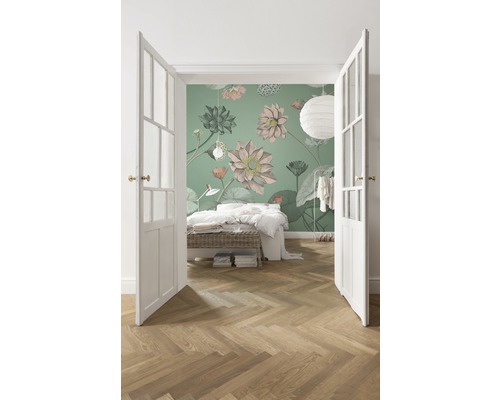 Chambre à coucher avec papier peint floral, lit et plancher en bois