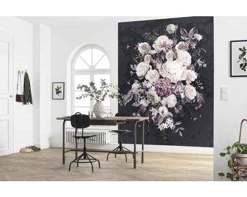 Pièce décorative avec un papier peint photo noir à motifs floraux, une table, des chaises et des plantes