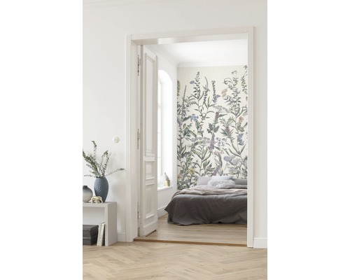 Schlafzimmer mit Blumentapete, Bett und Holzboden