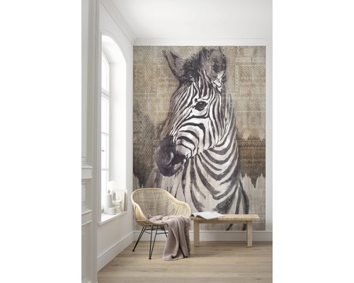Raum mit Zebra-Fototapete, Rattansessel und Holzbank
