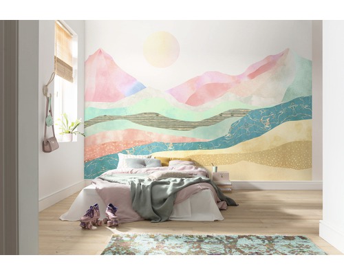 Chambre lumineuse avec papier peint motif montagne, lit et patins à roulettes