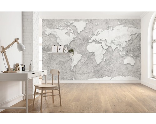 Bureau lumineux avec papier peint carte du monde, bureau et parquet en bois.