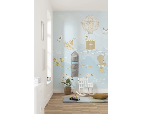 Chambre d''enfant avec motif mural nautique, étagère de rangement, fauteuil à bascule et tapis de jeu