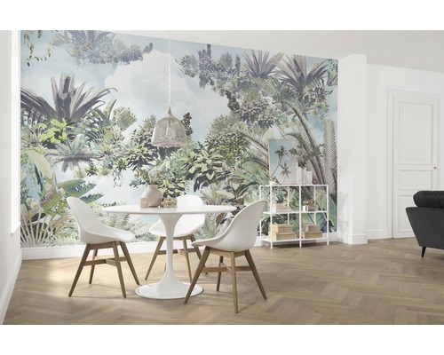 Salle à manger lumineuse avec papier peint jungle, table à manger et chaises.