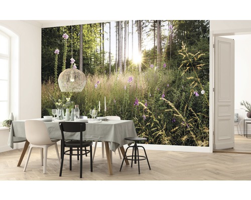 Salle à manger avec papier peint photo représentant une forêt avec des fleurs