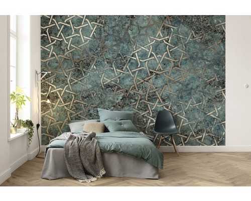 Chambre avec papier peint à motifs, lit et chaise