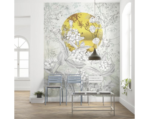 Intérieur avec papier peint photo à motif végétal et cercle doré