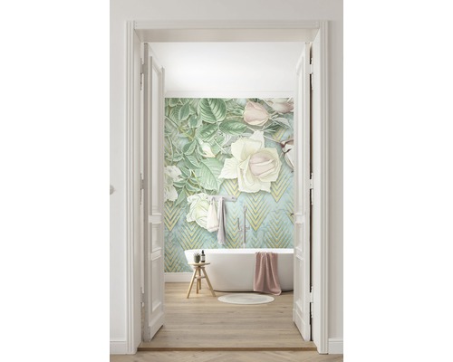 Salle de bain avec papier peint floral, baignoire et plancher en bois