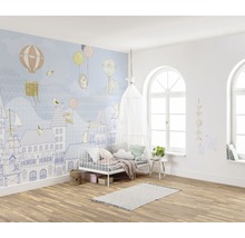 Kinderzimmer mit Tiermotiven-Tapete, Bett und Fenstern