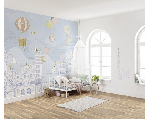 Chambre d''enfant avec papier peint à motifs d''animaux, lit et fenêtres
