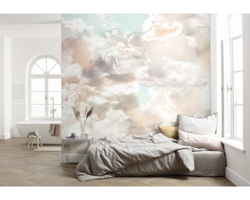 Helles Schlafzimmer mit Wolken-Tapete, Bett und Badewanne