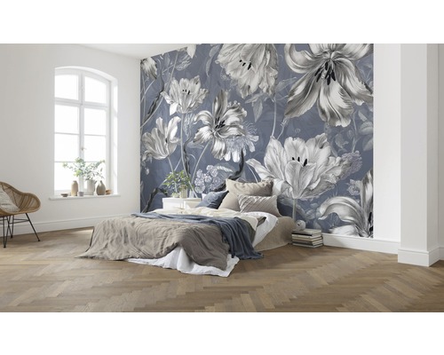 Schlafzimmer mit floraler Fototapete, Bett und Parkettboden