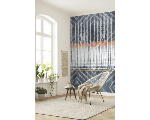 Salon avec papier peint à motifs, fauteuil, tapis et plantes d''intérieur