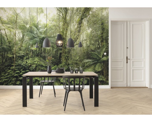 Salle à manger avec papier peint photo jungle, table à manger et chaises